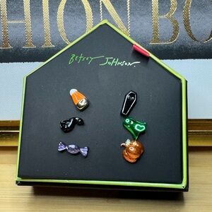 Betsy Johnson SPOOKY STUD SET MULTI
